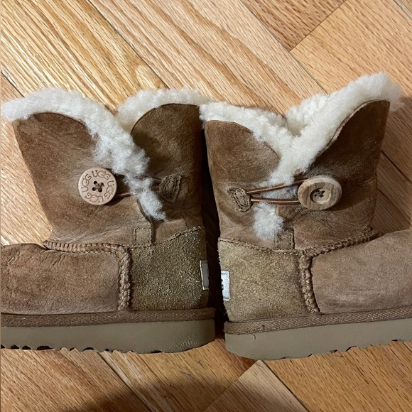 UGG Kids Bailey Button Boots - Picture 9 of 9